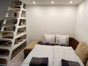 Violet Apartment, cute place near Corvin Plaza, with AC