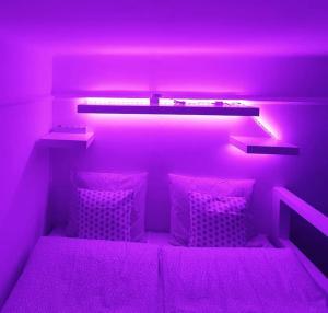 Violet Apartment, cute place near Corvin Plaza, with AC