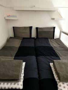 Violet Apartment, cute place near Corvin Plaza, with AC