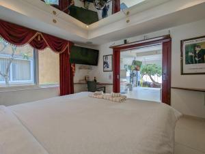 Beachfront Magic Villa - by KohChangVillas