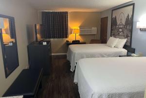 Queen Room with Two Queen Beds - Smoking room in Super 8 by Wyndham Sullivan
