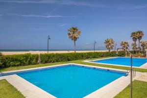 1st line beach, pool, terrace & fibre WIFI