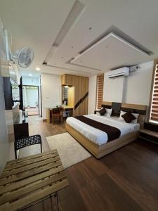 Lush Hills by Benchmark