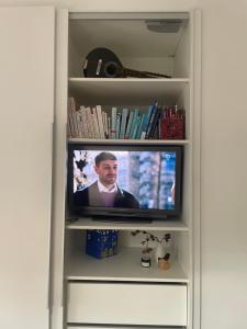 Helles Zimmer in unserem Zuhause mit Queensize-Bett, Balkon, Schreibtisch, TV, Klimaanlage & abdunkelnden Jalousien