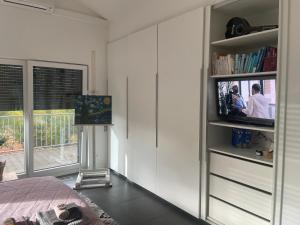 Helles Zimmer in unserem Zuhause mit Queensize-Bett, Balkon, Schreibtisch, TV, Klimaanlage & abdunkelnden Jalousien