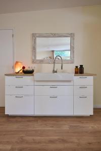 Maisons d'hotes Maison d'hotes et bien-etre Ahimsa : Chambre Quadruple - Vue sur Jardin