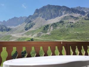 Studio cosy avec terrasse, parking couvert, piscine, salle de fitness, proche pistes - Accepte animaux - FR-1-404-253