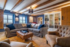 Knyvetts sleeps 6, 3 double beds, pretty garden