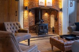 Knyvetts sleeps 6, 3 double beds, pretty garden