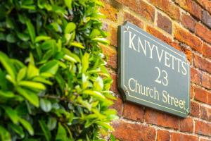 Knyvetts sleeps 6, 3 double beds, pretty garden