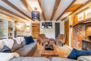 Knyvetts sleeps 6, 3 double beds, pretty garden