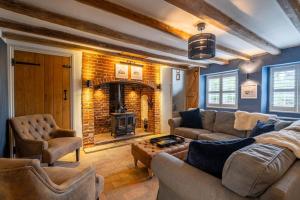 Knyvetts sleeps 6, 3 double beds, pretty garden