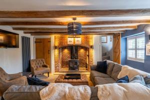 Knyvetts sleeps 6, 3 double beds, pretty garden