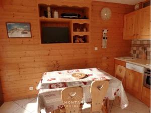 Studio rénové avec cabine - 26m² - 5 pers - Balcon exposé sud - Près skibus et remontées mécaniques - FR-1-458-125