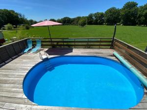 Maisons de vacances Bungalow accueillant a Saint-Pardoux avec piscine partagee : photos des chambres