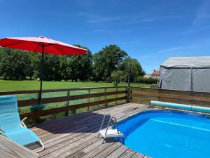 Maisons de vacances Bungalow accueillant a Saint-Pardoux avec piscine partagee : photos des chambres