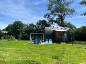 Maisons de vacances Bungalow accueillant a Saint-Pardoux avec piscine partagee : photos des chambres