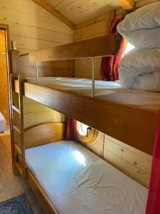 Maisons de vacances Bungalow charmant a Saint-Pardoux avec piscine partagee : photos des chambres