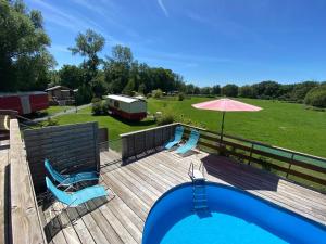 Maisons de vacances Bungalow confortable a Saint-Pardoux avec piscine partagee : photos des chambres