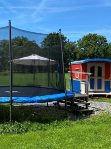 Maisons de vacances Bungalow confortable a Saint-Pardoux avec piscine partagee : photos des chambres