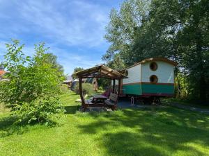 Maisons de vacances Bungalow confortable a Saint-Pardoux avec piscine partagee : photos des chambres