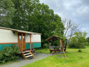 Maisons de vacances Bungalow confortable a Saint-Pardoux avec piscine partagee : photos des chambres