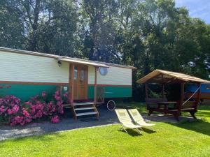 Maisons de vacances Bungalow confortable a Saint-Pardoux avec piscine partagee : photos des chambres