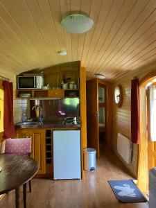 Maisons de vacances Bungalow confortable a Saint-Pardoux avec piscine partagee : photos des chambres