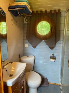 Maisons de vacances Bungalow confortable a Saint-Pardoux avec piscine partagee : photos des chambres