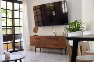 Comfortable Centric Apartment Steps from the Beach