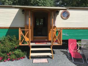 Maisons de vacances Bungalow confortable a Saint-Pardoux avec piscine partagee : photos des chambres