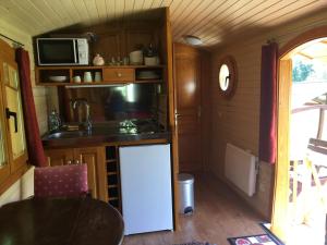 Maisons de vacances Bungalow confortable a Saint-Pardoux avec piscine partagee : photos des chambres