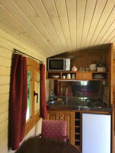 Maisons de vacances Bungalow confortable a Saint-Pardoux avec piscine partagee : photos des chambres