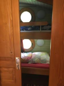 Maisons de vacances Bungalow confortable a Saint-Pardoux avec piscine partagee : photos des chambres