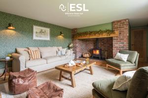 Large Country Farmhouse, Shropshire Hills View, with Hot Tub