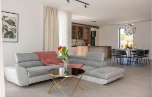 3 Bedroom Nice Home In Orbanici 