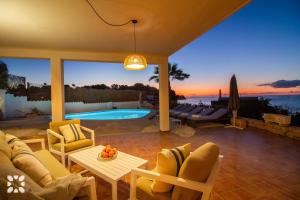 Villa La Suerte by Abahana Villas