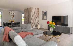 3 Bedroom Nice Home In Orbanici 