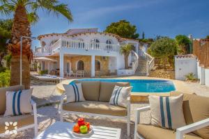 Villa La Suerte by Abahana Villas