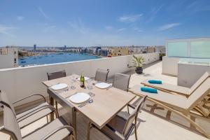 Stylish Penthouse Rooftop Hot Tub Harbour Views