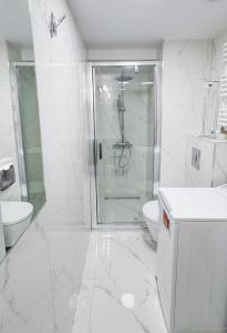 A3 - Queen Double Room - Warsaw City Haven - Shared Bathrooms - self check-in