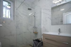 Maisons de vacances 06Q - Biot beautiful provencal villa with swimming pool : photos des chambres