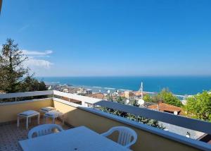 ATTICO VISTA MARE con 2 camere da letto -Residence azzurro-G