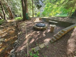 Ahrs Creek Retreat In the Timber