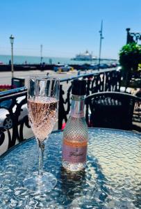 "The Elegance" Balcony Seafront Apartment