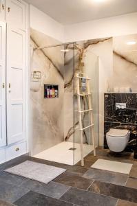 Luxurious, spacious & bright with 2 parking spots