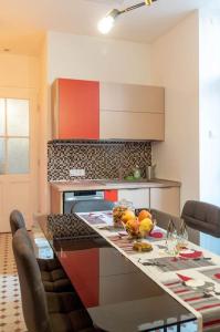 Luxurious, spacious & bright with 2 parking spots