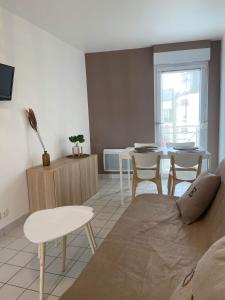 Eléonore, F2 en duplex avec cour commune et proche de la mer, 3