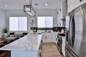 H&H New Built 2023 Hidden Gem Heart of OC 3 Queen Beds