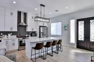 H&H New Built 2023 Hidden Gem Heart of OC 3 Queen Beds - Midway City